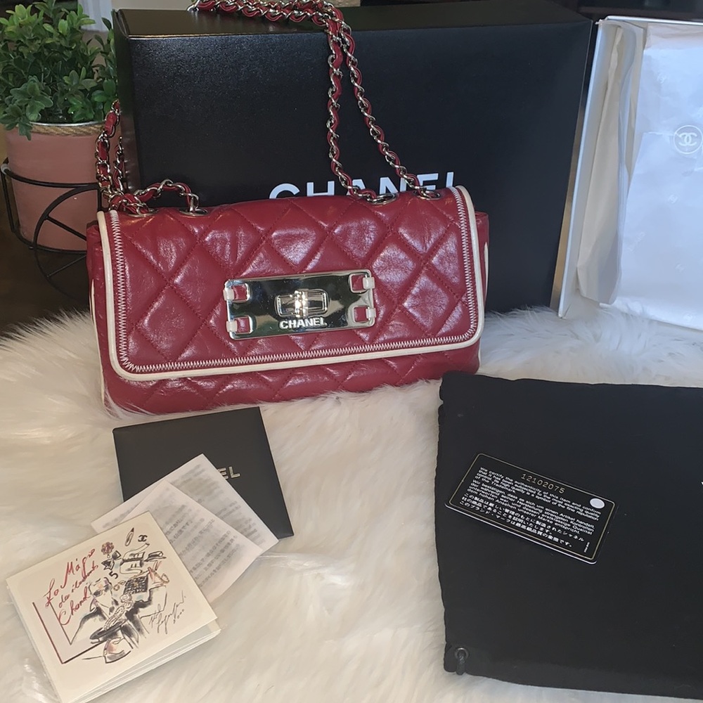 CHANEL east west flap bag in turlington red calfskin